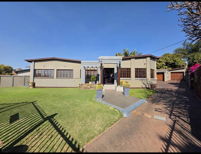 3 BEDROOM HOUSE FOR SALE IN SINOVILLE